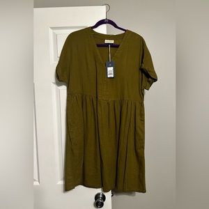 Target-universal thread brand. Short sleeve shirtdress.